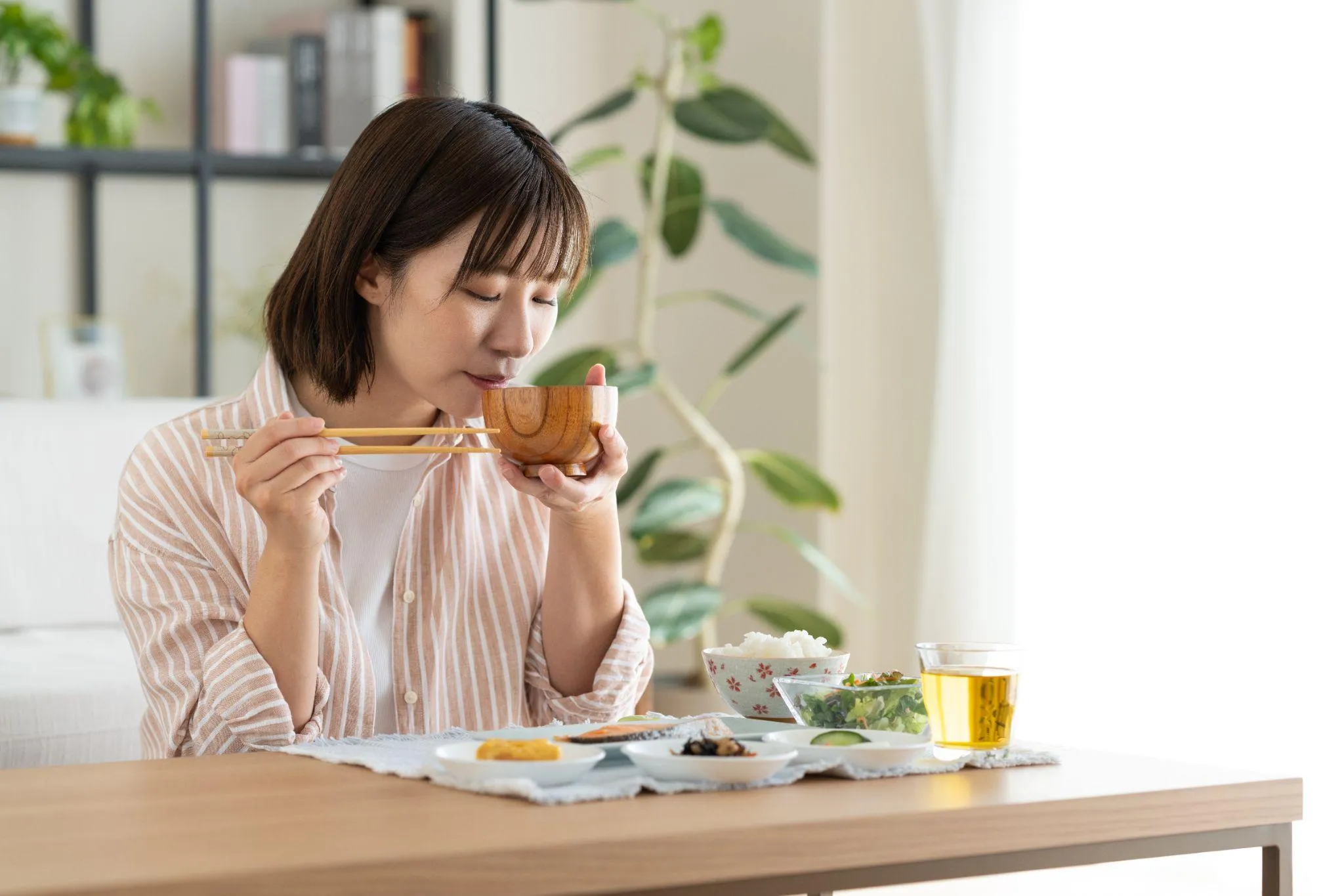 骨粗鬆症で食べてはいけないものはある?骨を強くする食べ物も解説