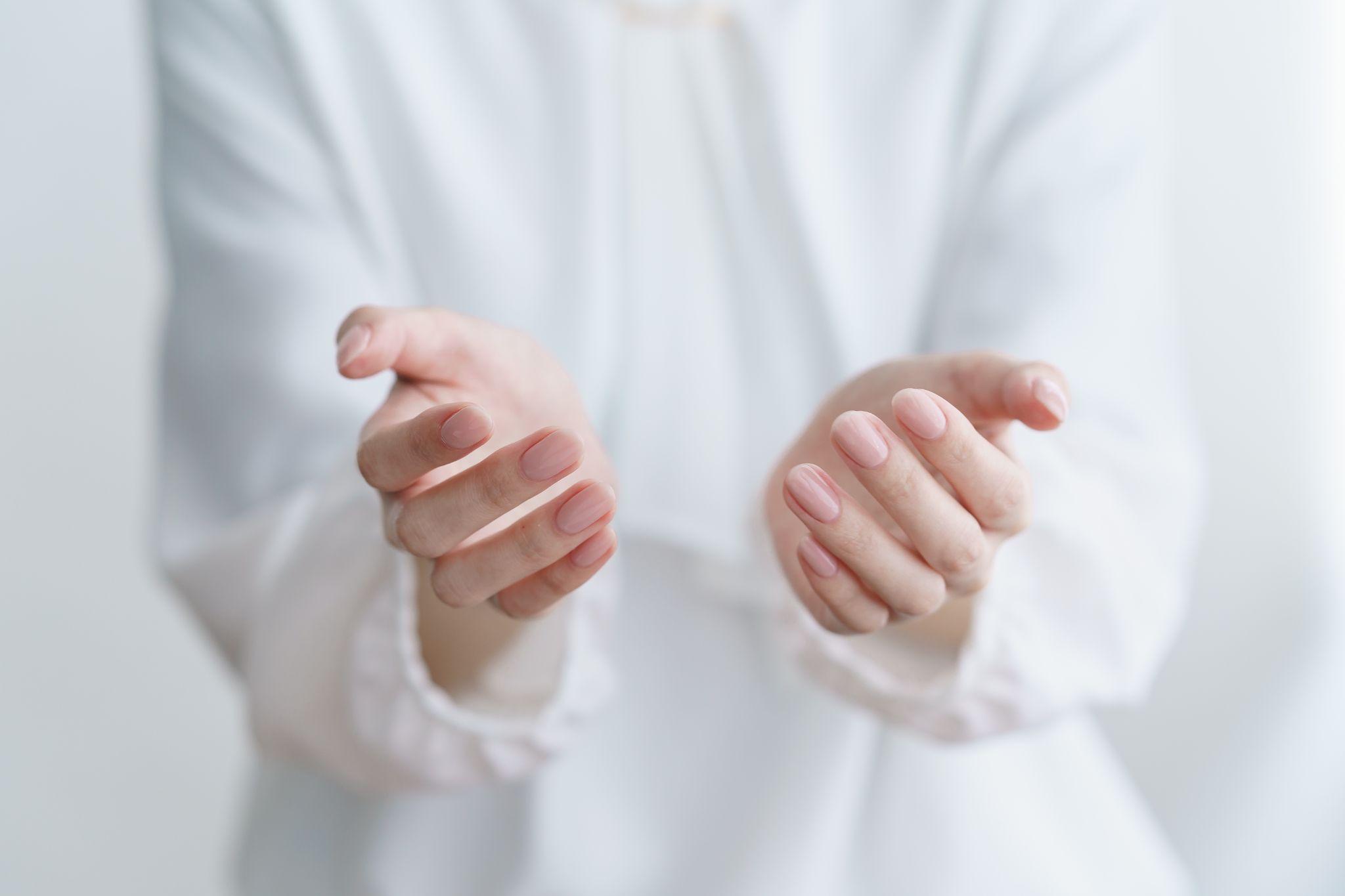 膠原病で手のひらが赤くなる理由と、受診すべきタイミングの目安